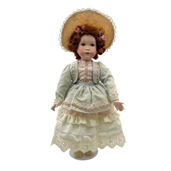 Kelly's Irish Adventures Collection Musical When Irish Eyes are Smiling Doll - Picture 5 of 9